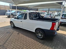 2015 Nissan NP200 1.6i (aircon)